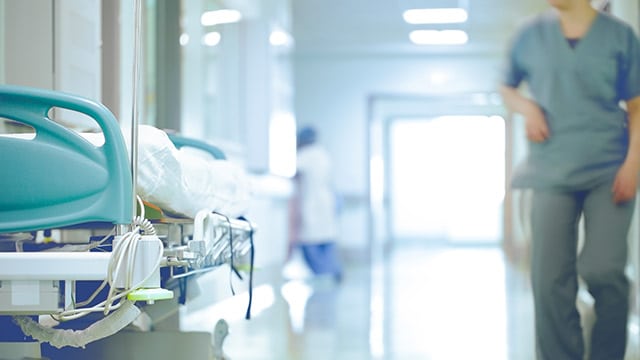 Tous les hôpitaux vont activer leur plan blanc pour "libérer" des lits