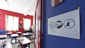 Covid-19 : 12 millions d'élèves reprennent le chemin de l'école dans une France confinée