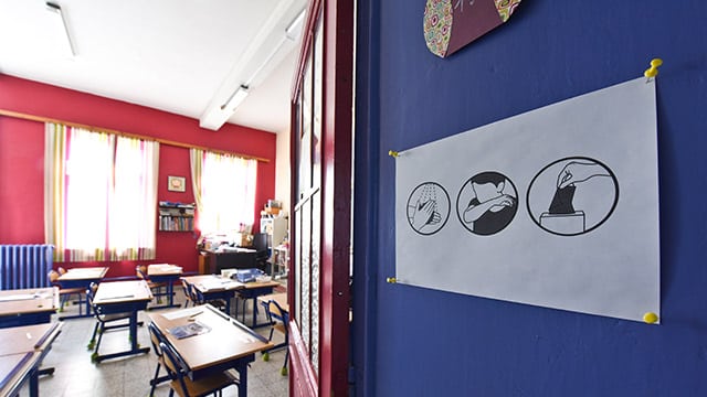 Covid-19 : 12 millions d'élèves reprennent le chemin de l'école dans une France confinée