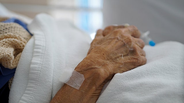 Covid-19 : les personnes âgées pauvres plus touchées par la surmortalité
