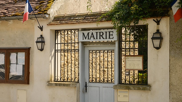 Les maires demandent à l'État à ne plus être considérés comme des "adversaires"