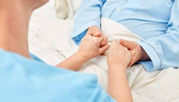 Métiers du grand âge : le gouvernement en appelle aux préfets pour recruter "d'urgence"