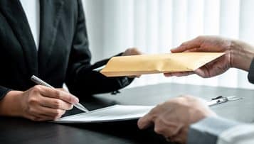 La corruption gagnante de l'urgence sanitaire? Élus et ONG s'alarment