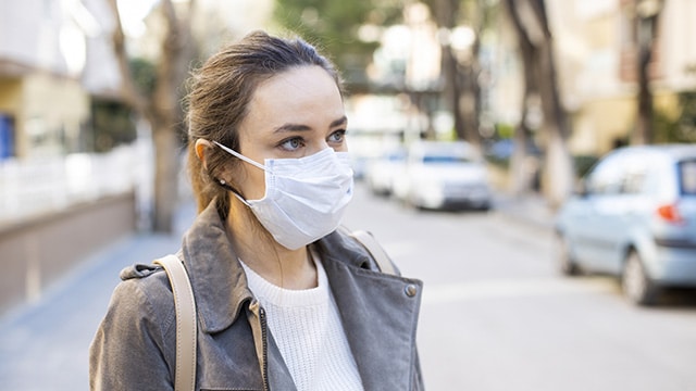 Covid-19 : Jean Castex maintient toutes les restrictions, accélère la vaccination