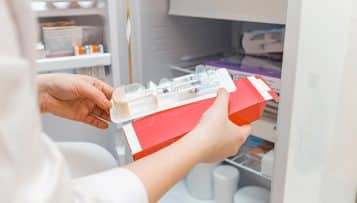 Covid-19 : le gouvernement tente d'éteindre les critiques sur le rythme de la vaccination