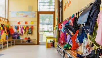 Les jeunes enfants de familles modestes passent moins de temps à l’école