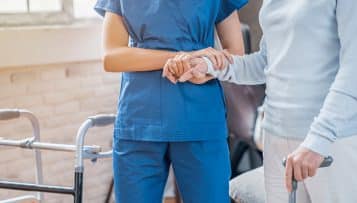 Vaccination : les aides à domicile "maillons essentiels" mal reconnus