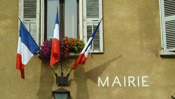 Vaccination : les collectivités montent au front pour "combler" les carences de l'État