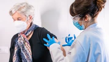 Vaccination : les régions saluent "un bon premier petit pas" du gouvernement