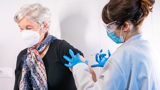Vaccination : les régions saluent "un bon premier petit pas" du gouvernement