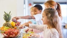 Écoles : le gouvernement veut largement redéployer les petits déjeuners gratuits