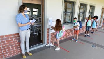 Écoles ouvertes malgré le Covid : une "exception" française ?