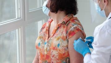 Pharmaciens, infirmiers et sages-femmes autorisés à vacciner contre la Covid-19