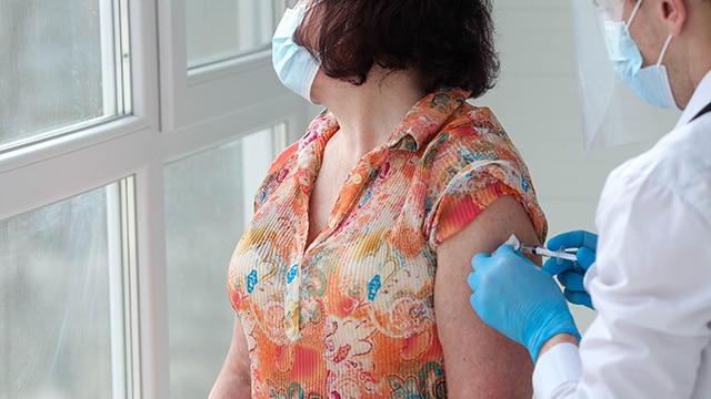 Pharmaciens, infirmiers et sages-femmes autorisés à vacciner contre la Covid-19