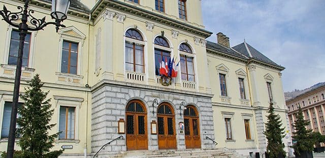 Confinement : le Sénat consulte les maires