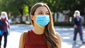 Covid-19 : pour le Haut Conseil de santé publique, les vaccinés peuvent baisser un coin de masque