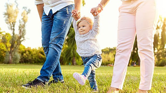 Le congé parental toujours largement boudé par les pères, constate une étude