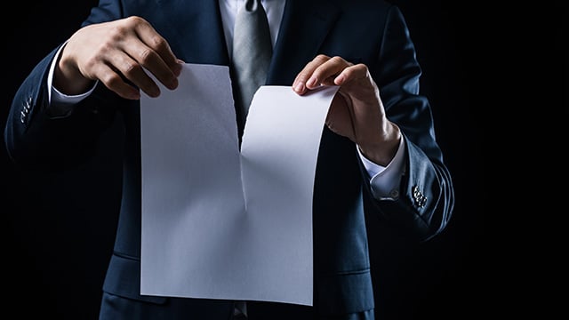 Exécution aux frais et risques : le marché de substitution peut inclure des prestations de reprise des malfaçons