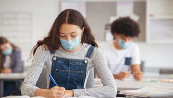 Collèges et lycées : seuls les non vaccinés à distance s'il y a un cas de Covid dans une classe, annonce Jean-Michel Blanquer