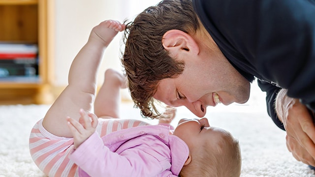 Congé paternité : son allongement effectif au 1er juillet 2021