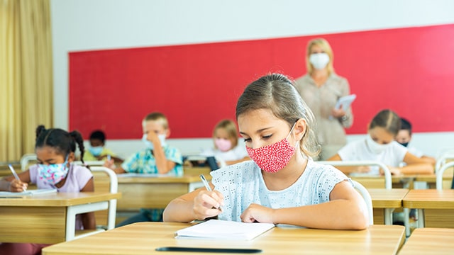 Écoles : le Conseil scientifique recommande de dépister davantage pour éviter les fermetures de classes