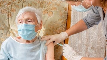 La vaccination des plus âgés vivant à domicile, "préoccupation majeure" des gériatres