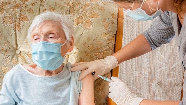 La vaccination des plus âgés vivant à domicile, "préoccupation majeure" des gériatres