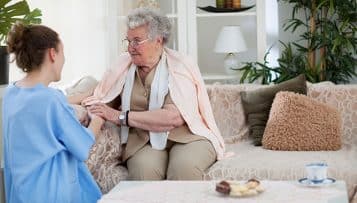 Métiers du grand âge : le gouvernement veut renforcer les formations et reconversions