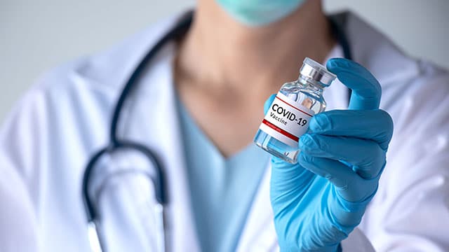 Vaccins Covid-19 : la 3e dose désormais ouverte aux soignants