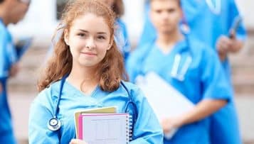 Combien de professionnels de santé seront formés d'ici 2025 ?