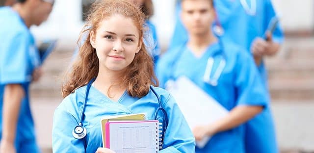 Combien de professionnels de santé seront formés d'ici 2025 ?