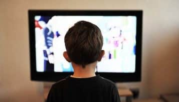 Éducation aux médias : des efforts, peu de moyens et des adultes à cibler, selon le CSA