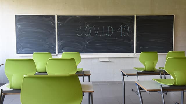Covid-19 : baisse du nombre de classes fermées, hausse des tests réalisés