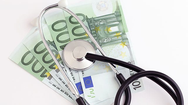 Covid-19 : Castex annonce une prime mensuelle de 100 euros pour les infirmiers des services de soins critiques