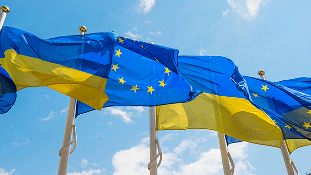 Le drapeau ukrainien hissé devant plusieurs mairies en France
