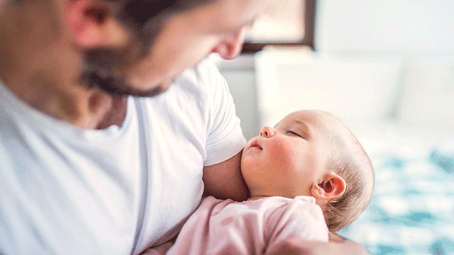 Congé paternité ne veut pas dire implication à la maison, selon une étude