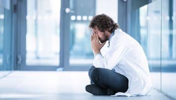 Hôpital : le temps de travail excessif des médecins pointé au Conseil d'État