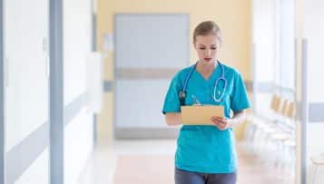 À l'hôpital, les femmes médecins se heurtent encore au "plafond de verre"