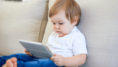 Surexposition des enfants aux écrans : les députés Renaissance proposent un texte