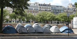 Le transfert de sans-abri de Paris vers les régions suscite des inquiétudes