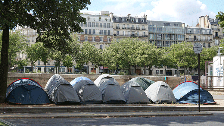 Le transfert de sans-abri de Paris vers les régions suscite des inquiétudes