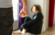 Violences conjugales : nouveau train de mesures du Gouvernement, les associations circonspectes