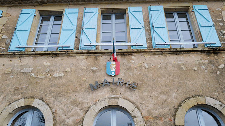 Les maires, cibles privilégiées des jeunes émeutiers