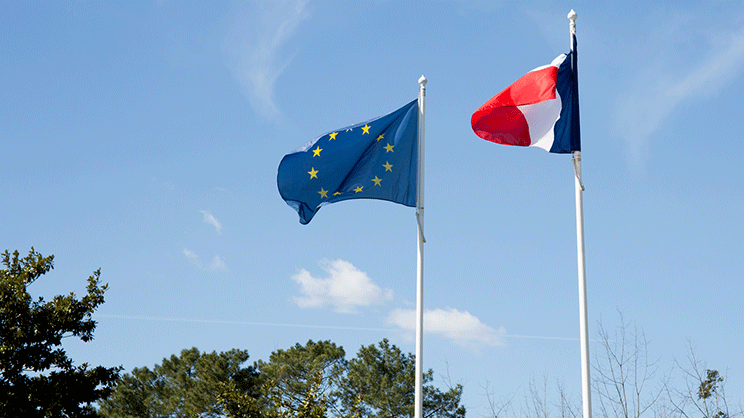 Quel est le cadre juridique applicable aux marchés publics pour des réalisations effectuées hors de France ?