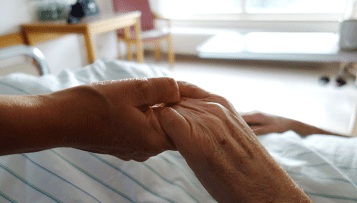 Soins palliatifs : la Cour des comptes appelle à "renforcer" les moyens hors de l'hôpital