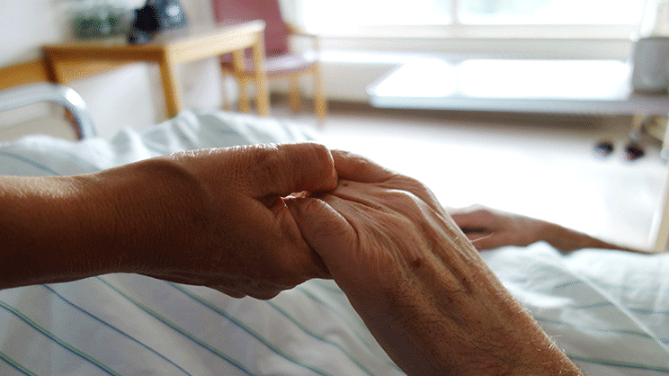 Soins palliatifs : la Cour des comptes appelle à "renforcer" les moyens hors de l'hôpital