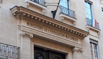 Éducation nationale : Amélie Oudéa-Castéra dans un couloir étroit