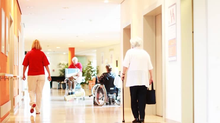 "Bien vieillir" : accord au Parlement sur un panel de mesures pour l'autonomie