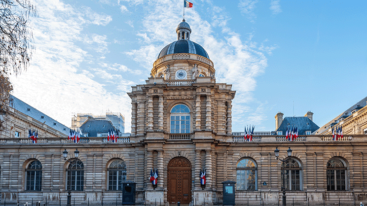 [Window Title] Nouvelle version de Rainbow disponible [Content] Une nouvelle version de Rainbow est disponible. Si vous choisissez de mettre à jour maintenant, la nouvelle version sera téléchargée et installée (l'application sera redémarrée après installation). Si vous n'êtes pas encore prêt, reportez l'installation et continuez (vous serez à nouveau notifié plus tard pour la mise à jour). [Mettre à jour maintenant] [Me le rappeler dans 1 heure] [Installer automatiquement au prochain démarrage de Rainbow]