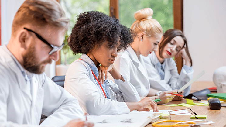 Hôpital : 1 500 internes en moins et des tensions en plus